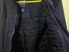 Parduodama originali striukė iš HELLY HANSEN