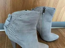 Batai iš zomšos šviesiai pilkos spalvos