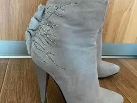 Batai iš zomšos šviesiai pilkos spalvos