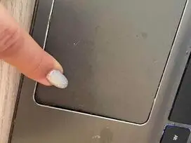 Parduodu seną nešiojamąjį kompiuterį.