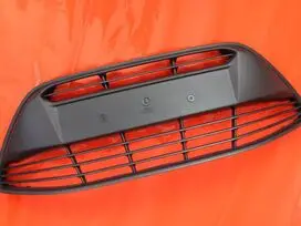 Apatinė priekinio bamperio grotelė