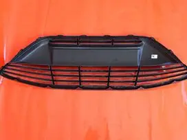 Apatinė priekinio bamperio grotelė