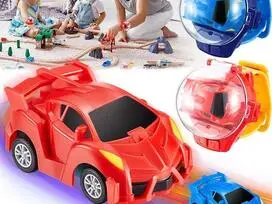 Laikrodis su įmontuotu nuimamu mini RC automobiliu