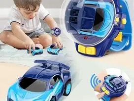 Laikrodis su įmontuotu nuimamu mini RC automobiliu