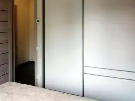 Stumdomų durų gamyba, spintos slankiojančiomis durimis, pertvaros, drabužinės, baldų gamyba - 23